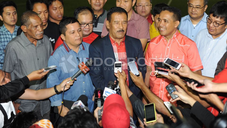 Sekretaris Tim Persipura Jayapura, Rocky Babena (kanan) dan Manajer Persib Bandung, Umuh Muchtar dalam sebuah jumpa pers. Copyright: &copy; Ratno Prasetyo/INDOSPORT